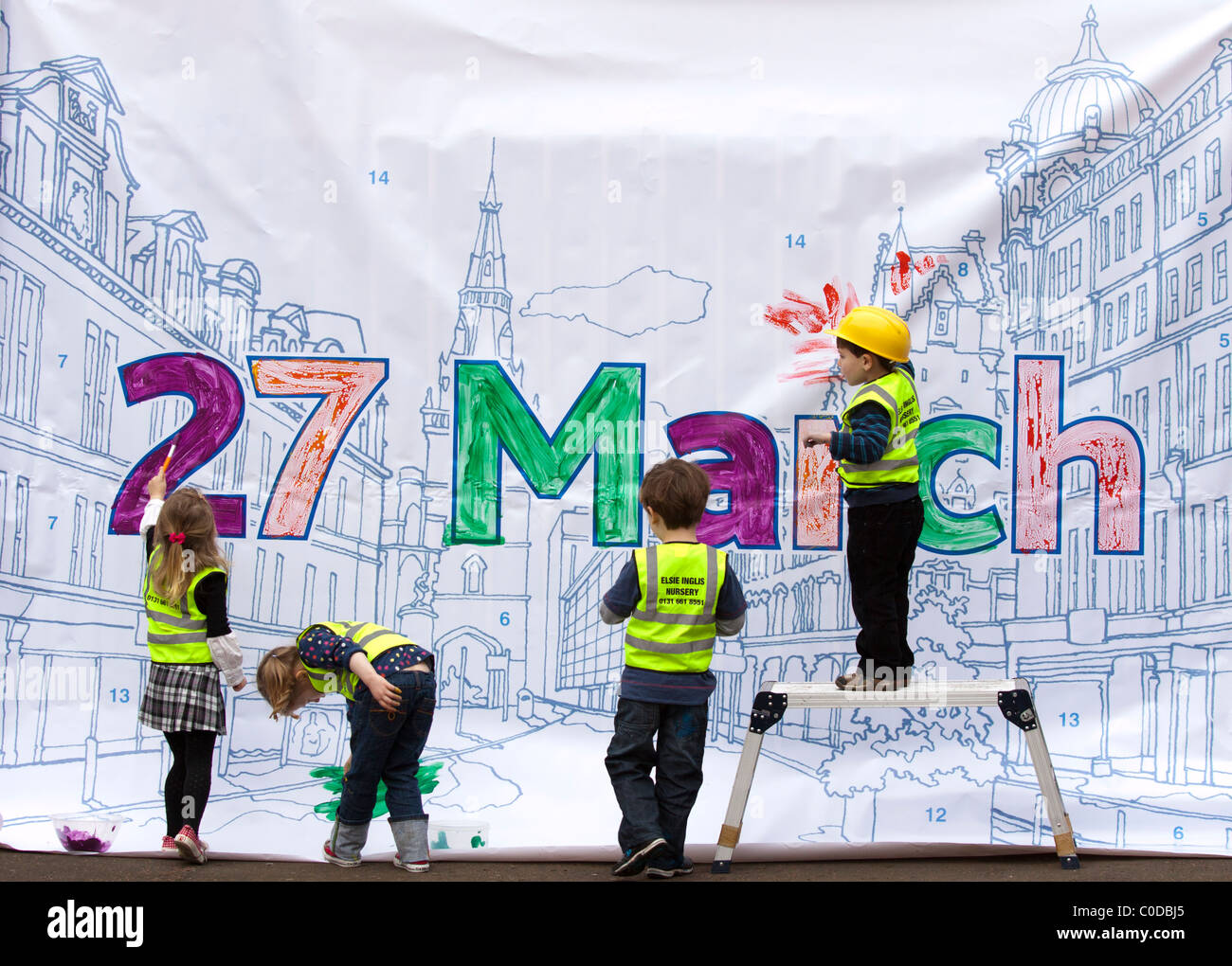 Bambini su un sito di lavoro, dipinto da numeri Foto Stock