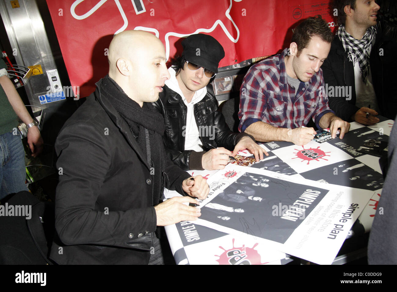 (L-r) Jeff lo stinco, David Desrosiers, Chuck Comeau e Sebastien Lefebvre Simple Plan in corrispondenza di una firma autografa sessione per loro Foto Stock