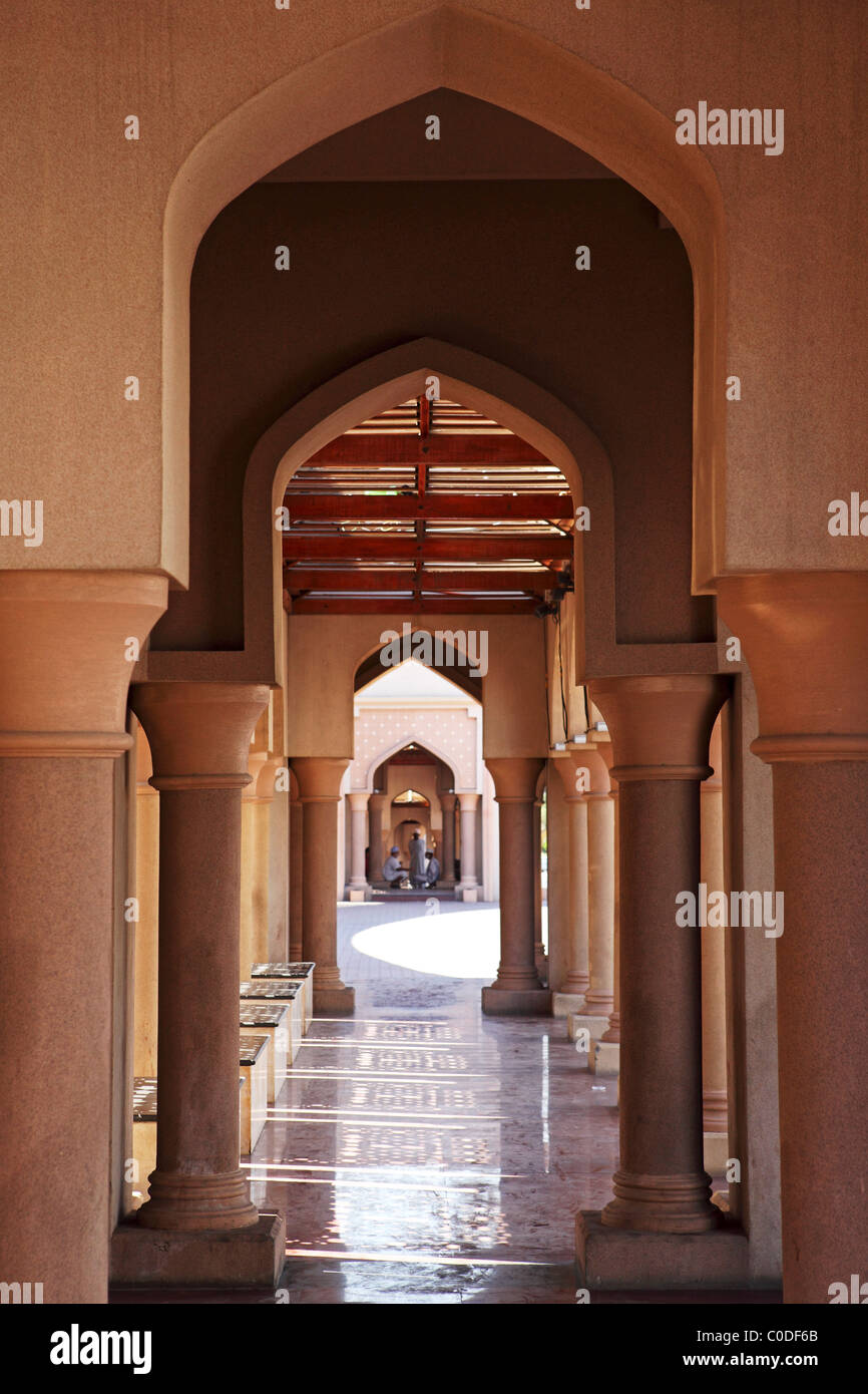 Una passerella arcuata nello storico quartiere Muttrah di Mascate e Oman. Foto Stock