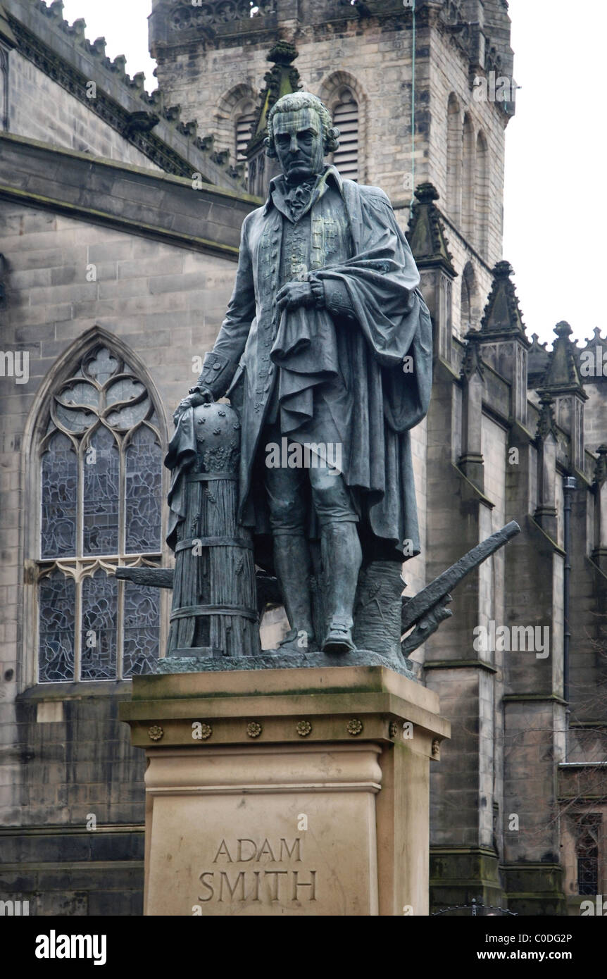 Statua di Adam Smith (1723-1790), filosofo scozzese ed economista, fuori la Cattedrale di St Giles di Edimburgo. Foto Stock