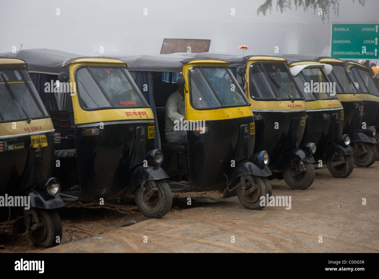 Fila di Tuktuks in attesa di essere noleggiati Foto Stock