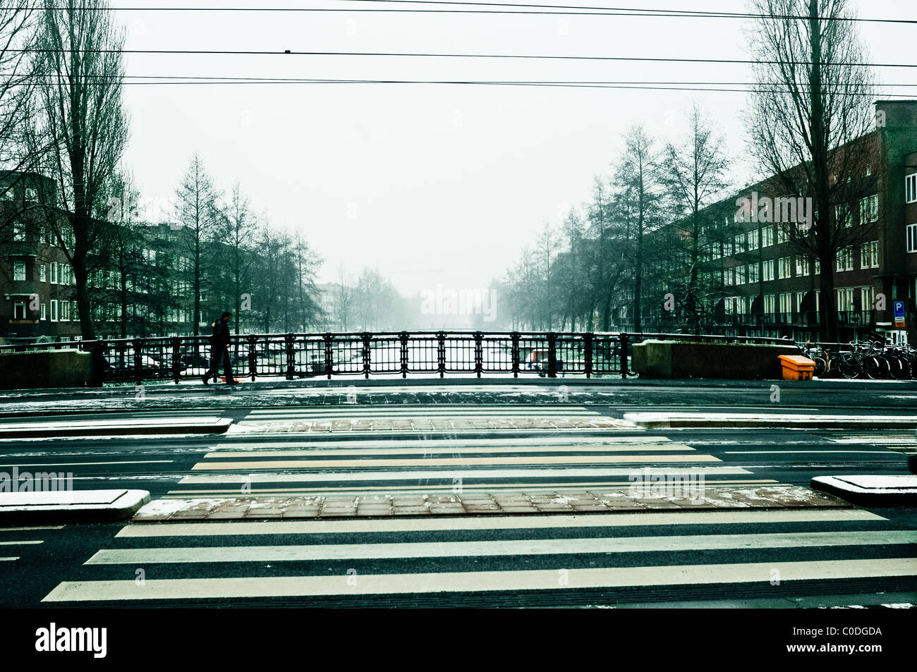 Amsterdam, capodanno giorni,2008, bridge road sul canal. Le riprese panoramiche di crosswalk Foto Stock