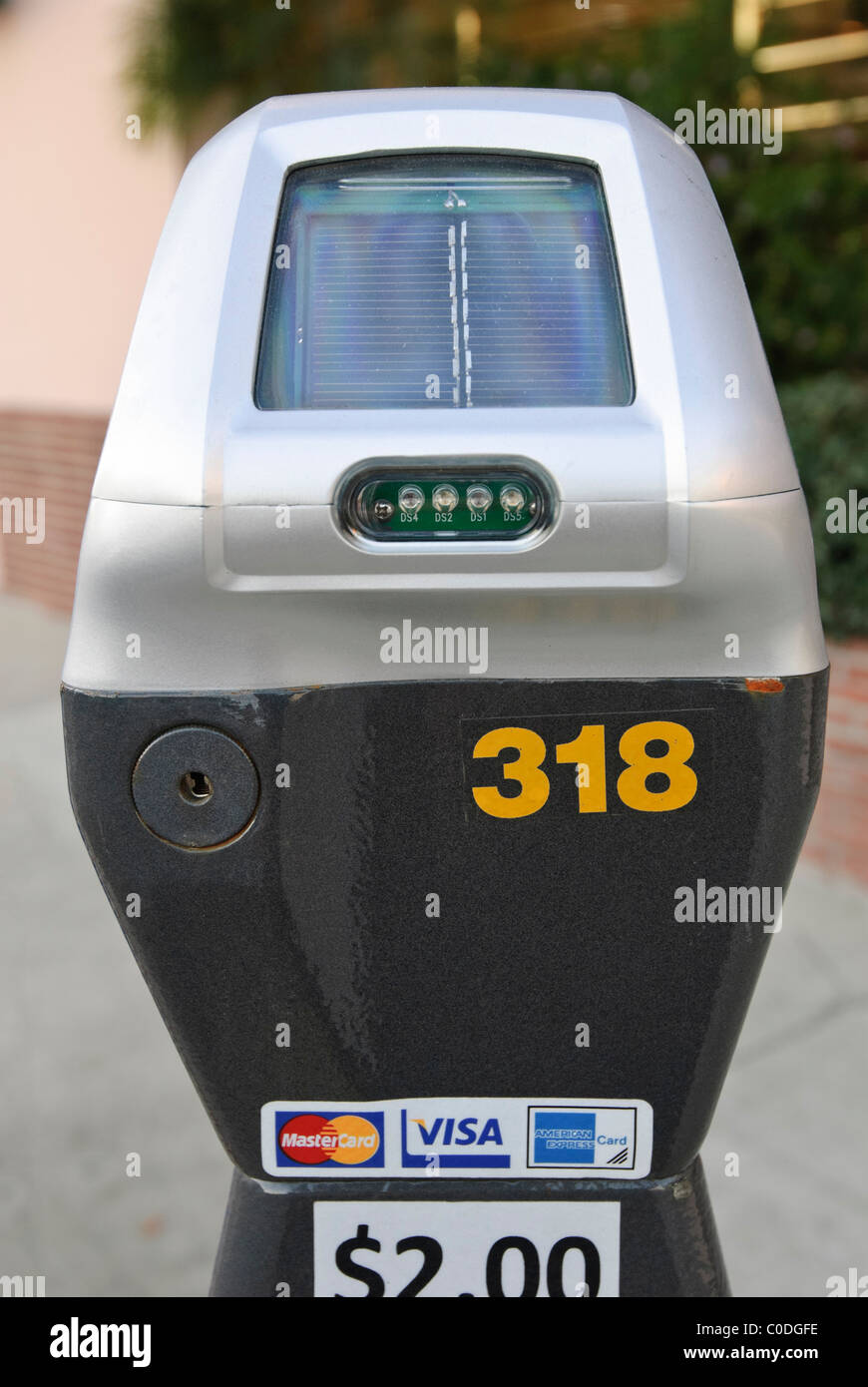 Nuovo alimentati a energia solare i parchimetri che accettano le carte di credito in aggiunta alle monete. Foto Stock
