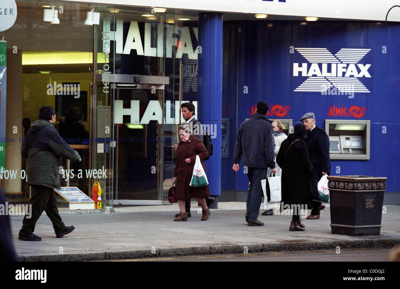 Persone che passano il Halifax Building Society in Kensington West London Foto Stock
