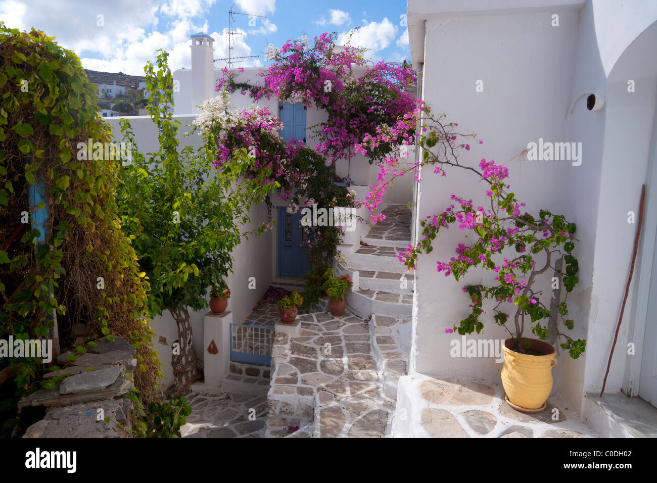 Vicolo pittoresco nel villaggio di Lefkes, sul Greco Cyclade isola di Paros. Foto Stock