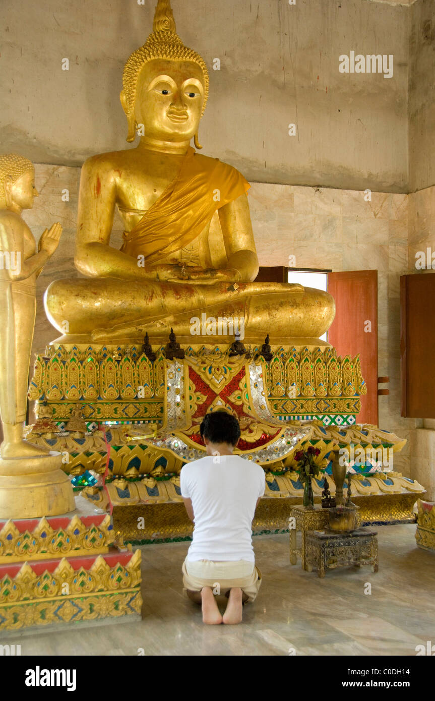Sud-est asiatico, Thailandia, isola di Ko Samui (aka Koh Samui). Golden Buddha a Khunaram Tempio. Foto Stock