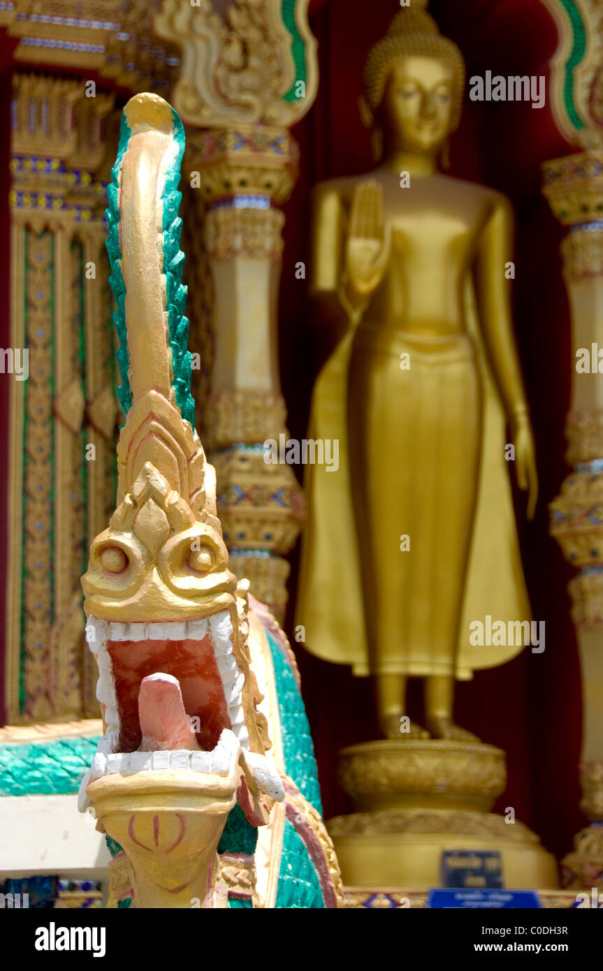Thailandia, isola di Ko Samui (aka Koh Samui). Wat Plai Laem aka Plai Laem tempio, statua dettaglio fuori casa di preghiera. Foto Stock