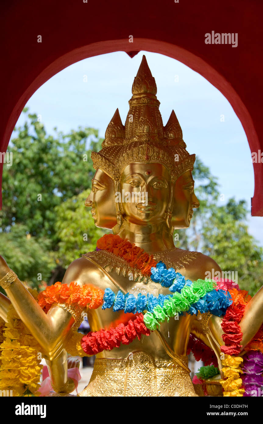 Thailandia, Ko Samui (aka Koh Samui). Tempio di Big Buddha sulla ventola isola. Statua di quattro-intitolata Dio in spirito House. Foto Stock