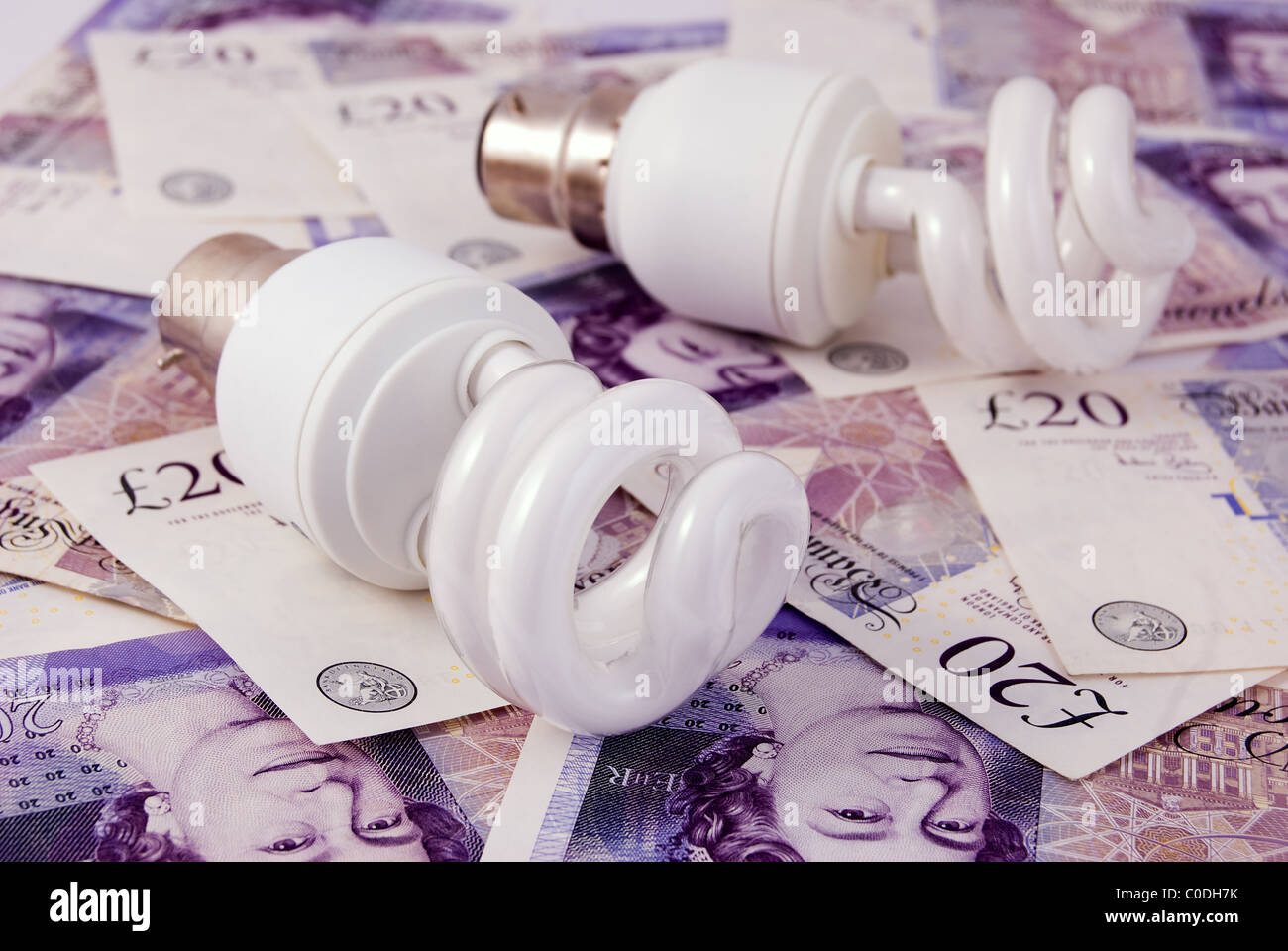Risparmio energetico lampadine oltre venti Pound note Foto Stock