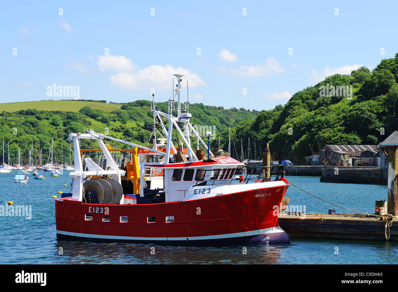 Un piccolo peschereccio ormeggiato a Polruan in Cornwall, Regno Unito Foto Stock