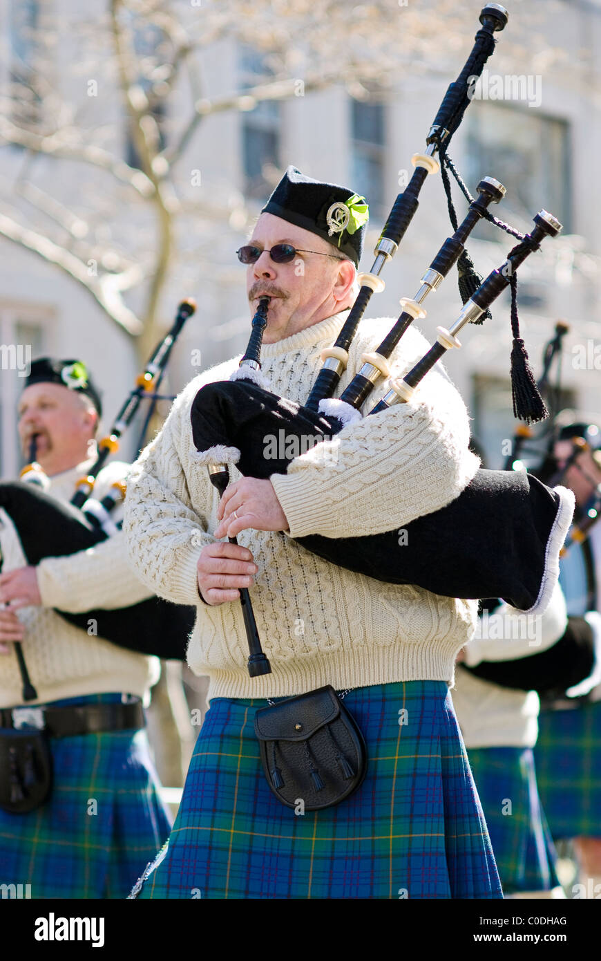 Bagpiper presso la festa di San Patrizio parata sulla Fifth Avenue a New York City. Foto Stock