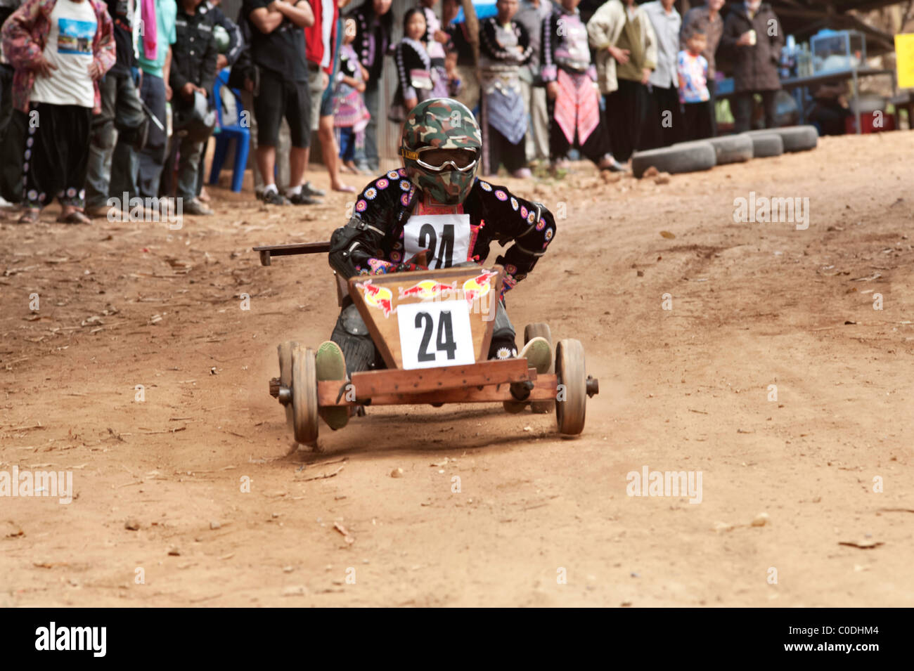 Uomo Hmong gare un box carrello a Hung Saew Village Chiang Mai, Thailandia. Racing sponsorizzato da Red Bull. Foto Stock