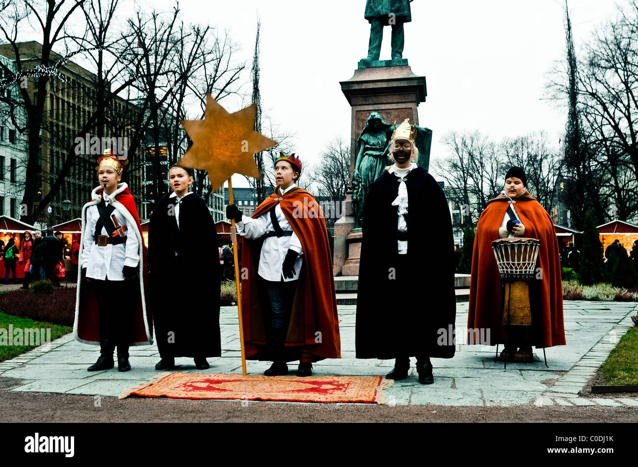 La vita quotidiana a Helsinki,Natale teatro di strada performance Foto Stock
