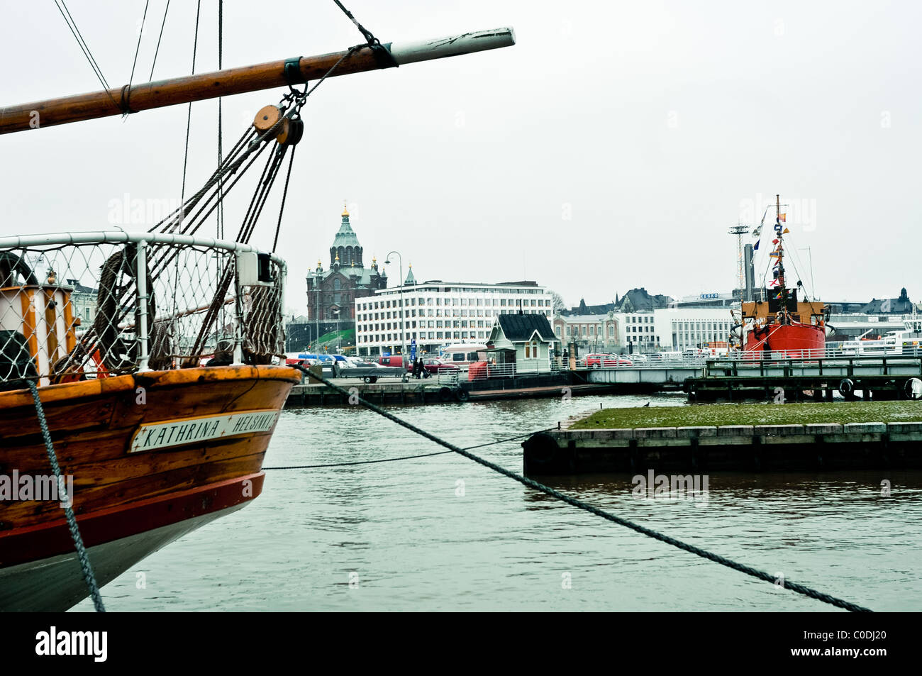 Barche ancorate nel porto ,vita quotidiana a Helsinki, Finlandia Foto Stock