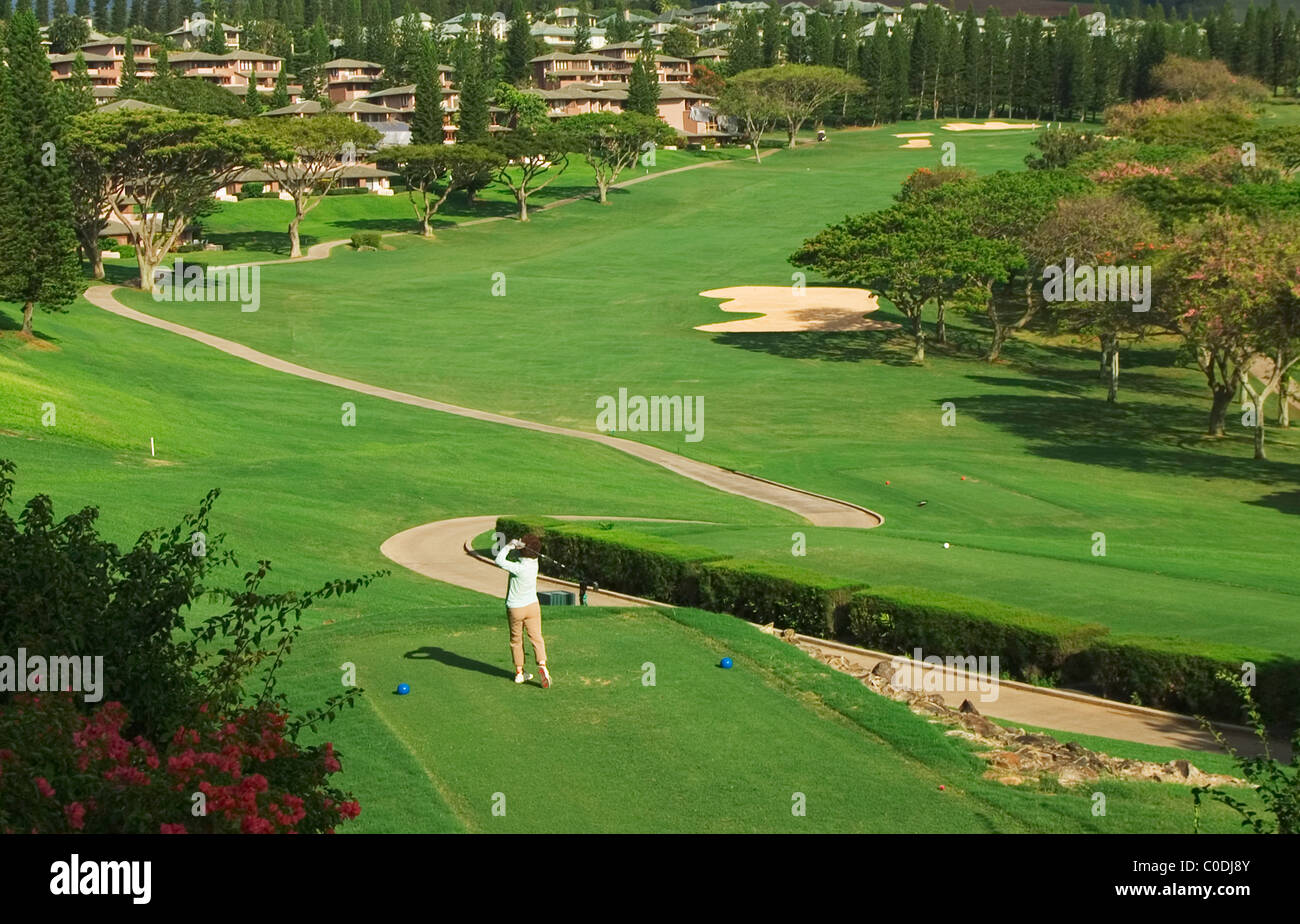 Giocare a golf a Kapalua Bay Course, con la Golf Villas che si affaccia sul verde; Kapalua Resort, Maui, Hawaii. Foto Stock