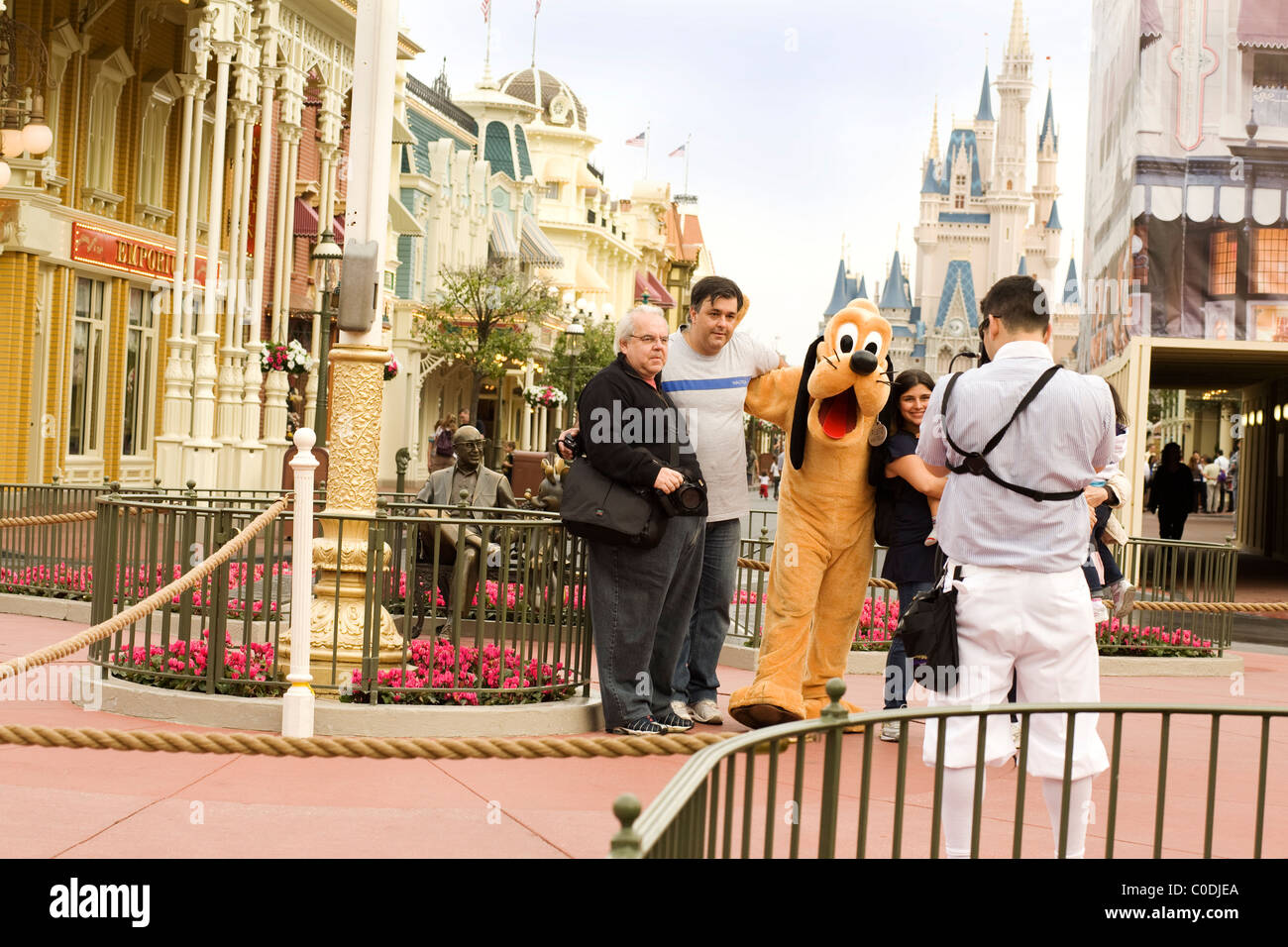 Una famiglia comporta per il Disney World fotografo nella Main Street square a Disney World Magic Kingdom di Orlando, in Florida. Foto Stock