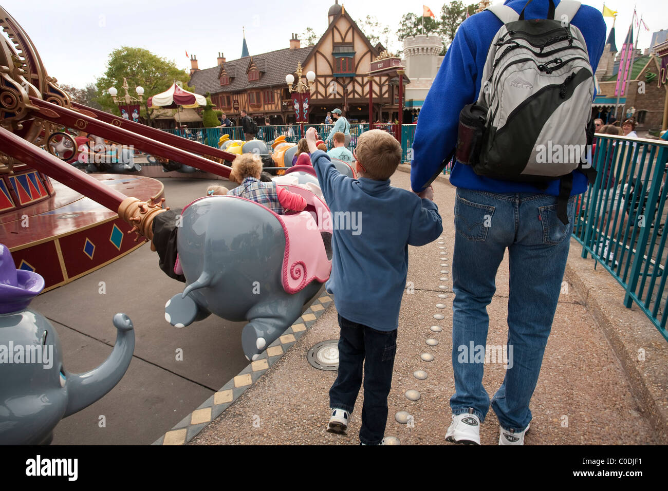 Dumbo Flying Elephant è un giro a Disney World Magic Kingdom di Orlando, in Florida. Il Castello di Cenerentola può essere visto nel retro. Foto Stock