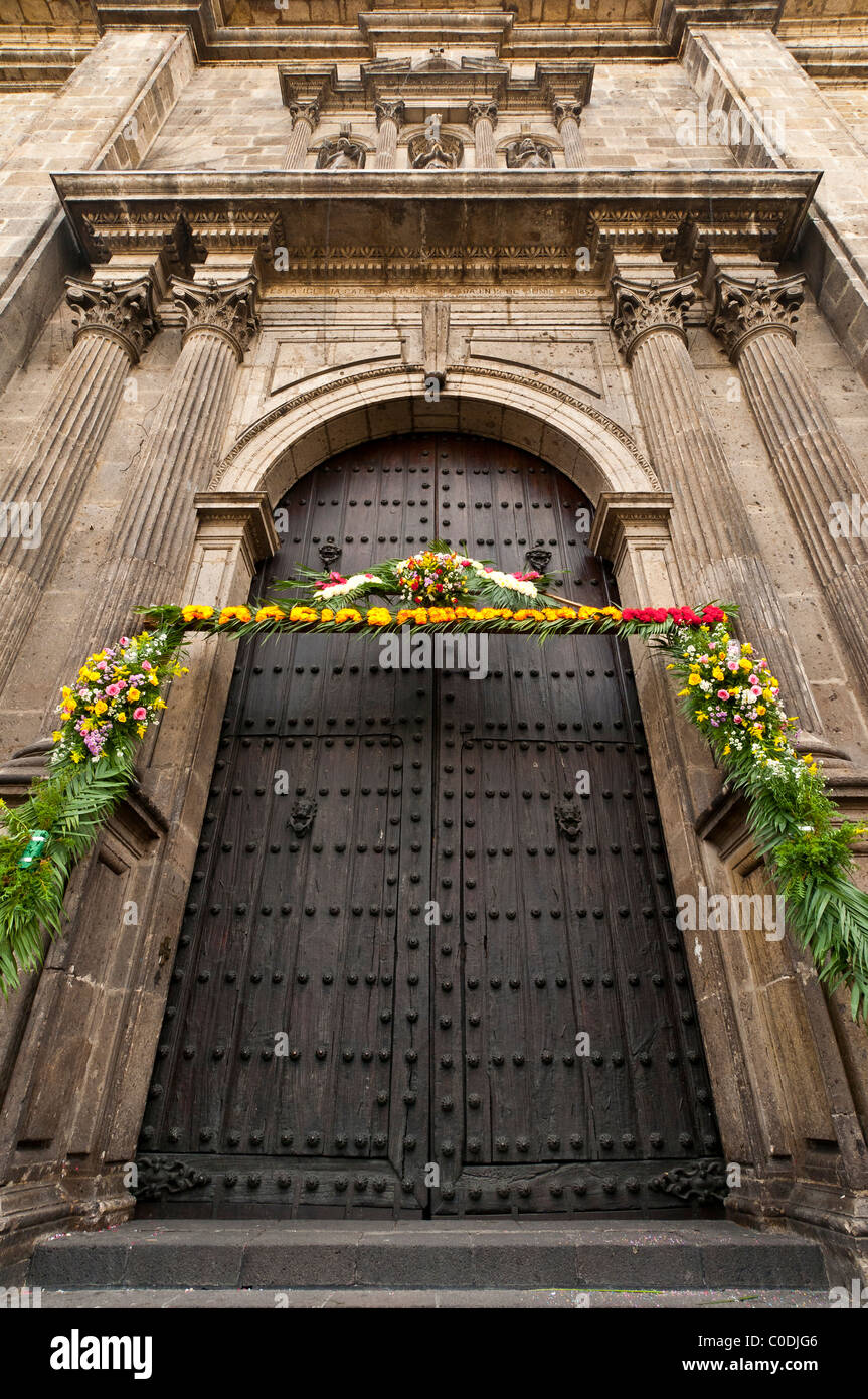 Portale della Catedral Metropolitana (Metropolitan Cathedral) decorato con fiori e ghirlande di felce, Guadalajara, Messico. Foto Stock