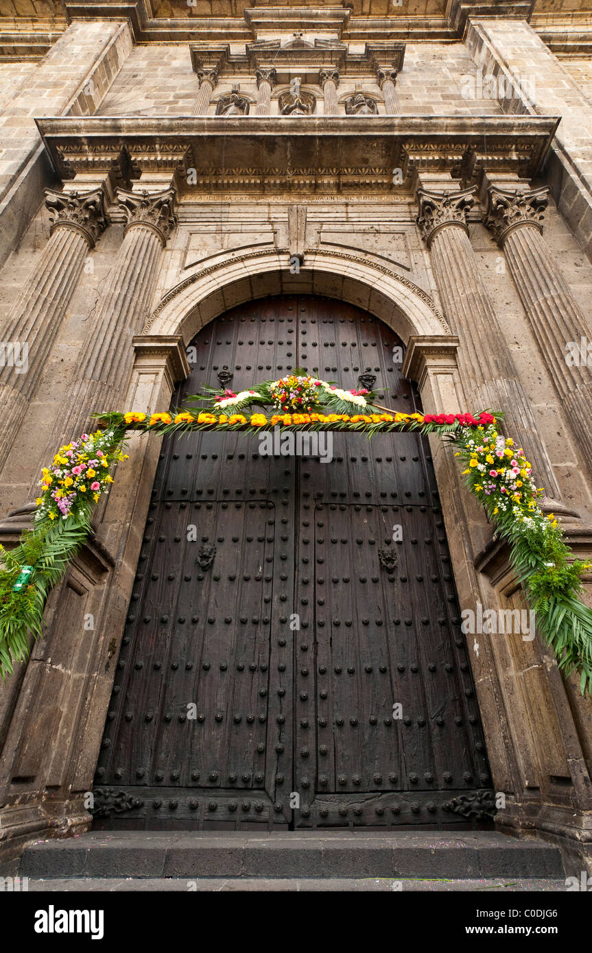 Portale della Catedral Metropolitana (Metropolitan Cathedral) decorato con  fiori e ghirlande di felce, Guadalajara, Messico Foto stock - Alamy