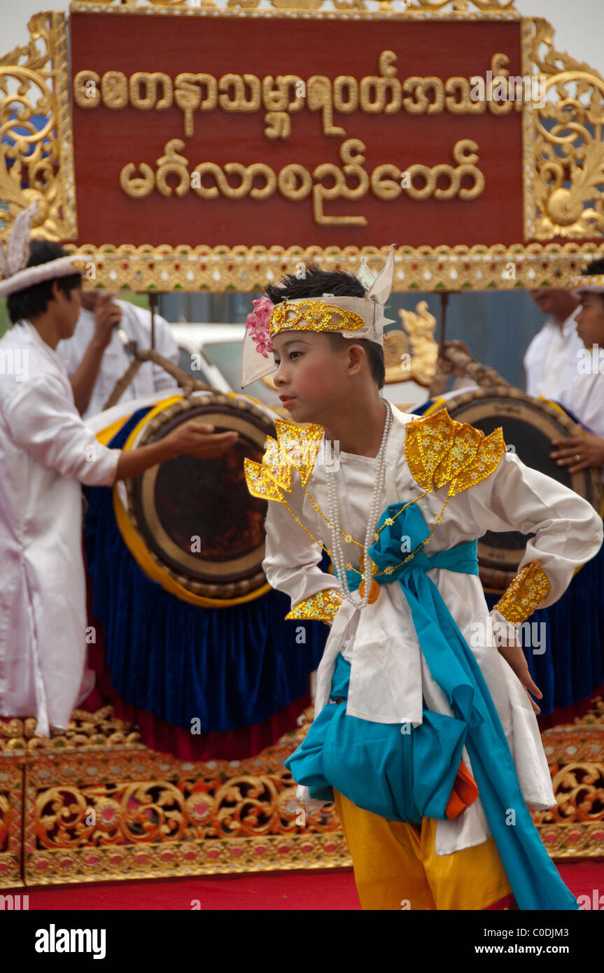 Myanmar (aka Birmania), Yangon (aka Rangoon). Ballerini locali nei costumi tradizionali. Foto Stock