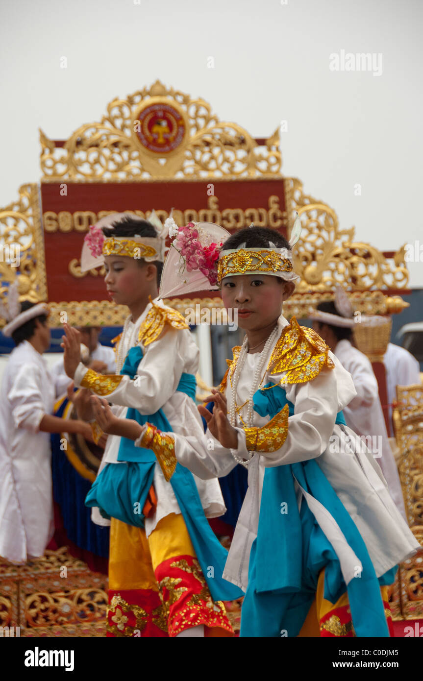 Myanmar (aka Birmania), Yangon (aka Rangoon). Ballerini locali nei costumi tradizionali. Foto Stock