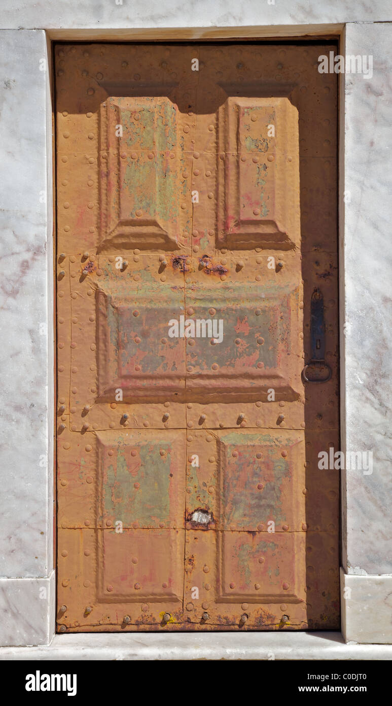 Weathered metallo arrugginito porta dell'Europa medievale Foto Stock