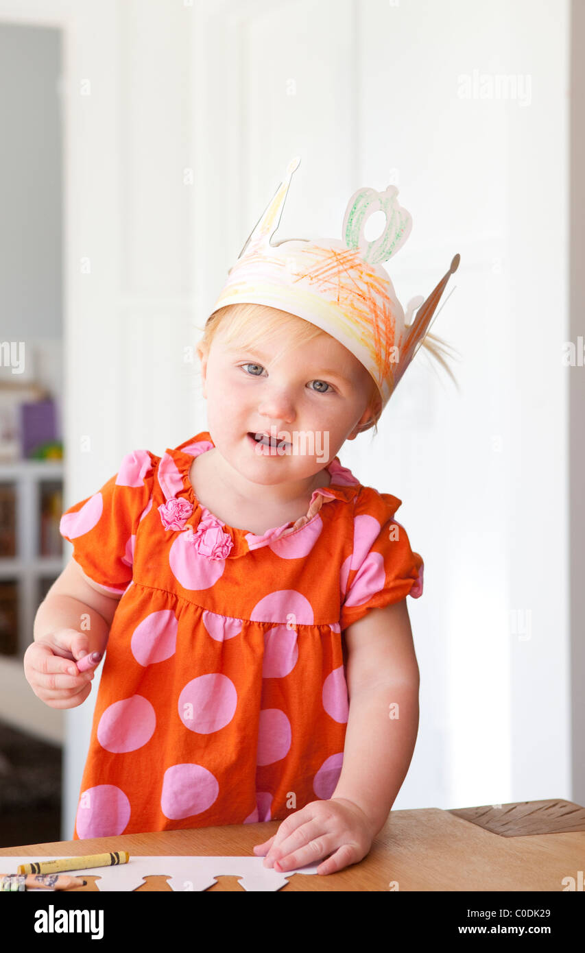 Bambina indossa in casa princess crown Foto Stock