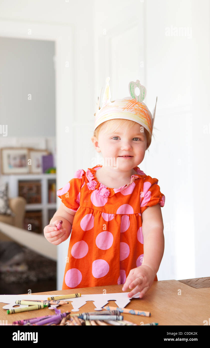 Bambina indossa in casa princess crown Foto Stock