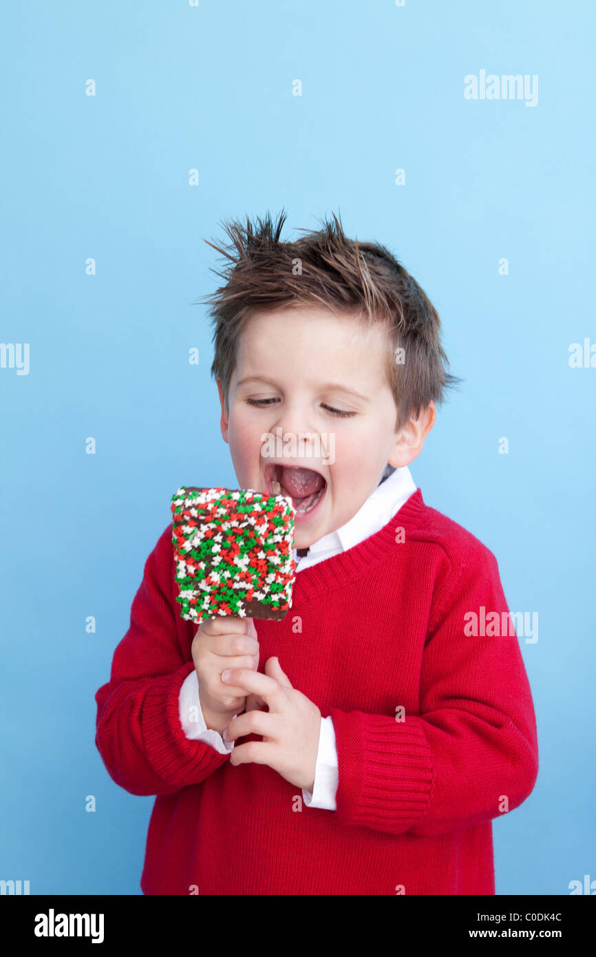 Little Boy a mangiare il gelato bar Foto Stock
