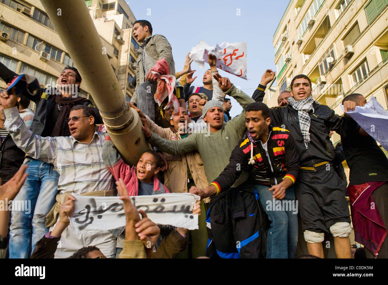 Governo anti-manifestanti celebrare in cima a un serbatoio durante l'occupazione del Cairo, Egitto Piazza Tahrir su GEN29, 2011 Foto Stock