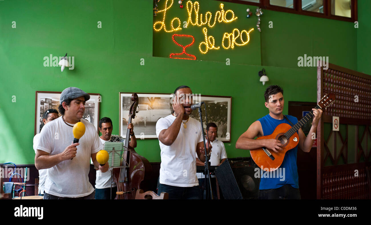 Musica Cubana in bar e ristoranti Cuba Avana Vecchia Foto Stock