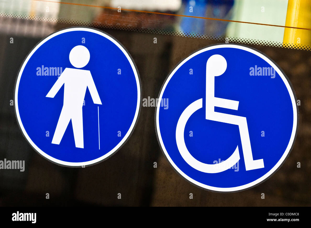 Adesivi per disabili sulla porta del bus - Francia. Foto Stock