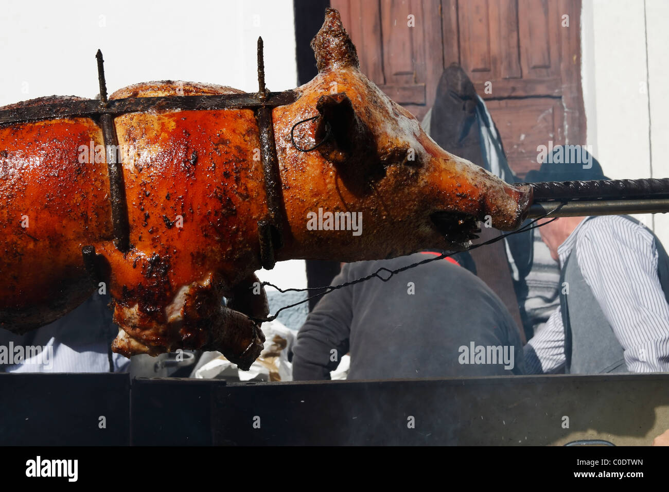 Di maiale interi la tostatura su barbecue presso Fiesta del Almendro in Tejeda, Gran Canaria Isole Canarie Spagna Foto Stock