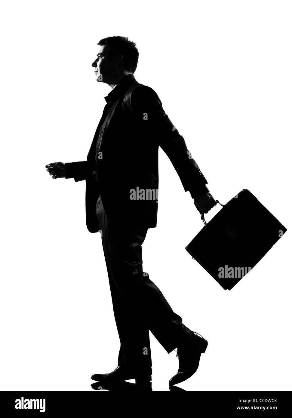 Silhouette caucasian business man walking profilo con valigetta a lunghezza piena su studio isolato sfondo bianco Foto Stock