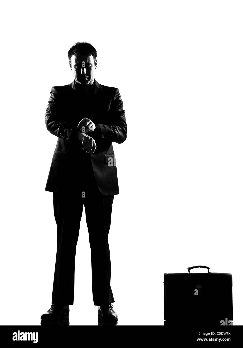 Silhouette caucasian business man in attesa controllando il tempo a lunghezza piena su studio isolato sfondo bianco Foto Stock