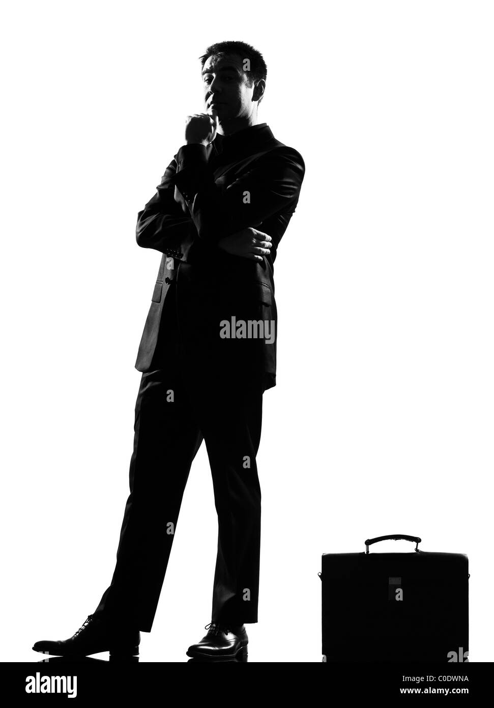 Silhouette caucasian business man pensando pensieroso il comportamento di lunghezza completa su studio isolato sfondo bianco Foto Stock