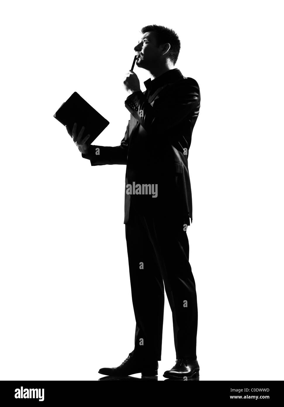 Silhouette caucasian uomo d affari con appunti pensando che esprimono il comportamento di lunghezza completa su studio isolato sfondo bianco Foto Stock