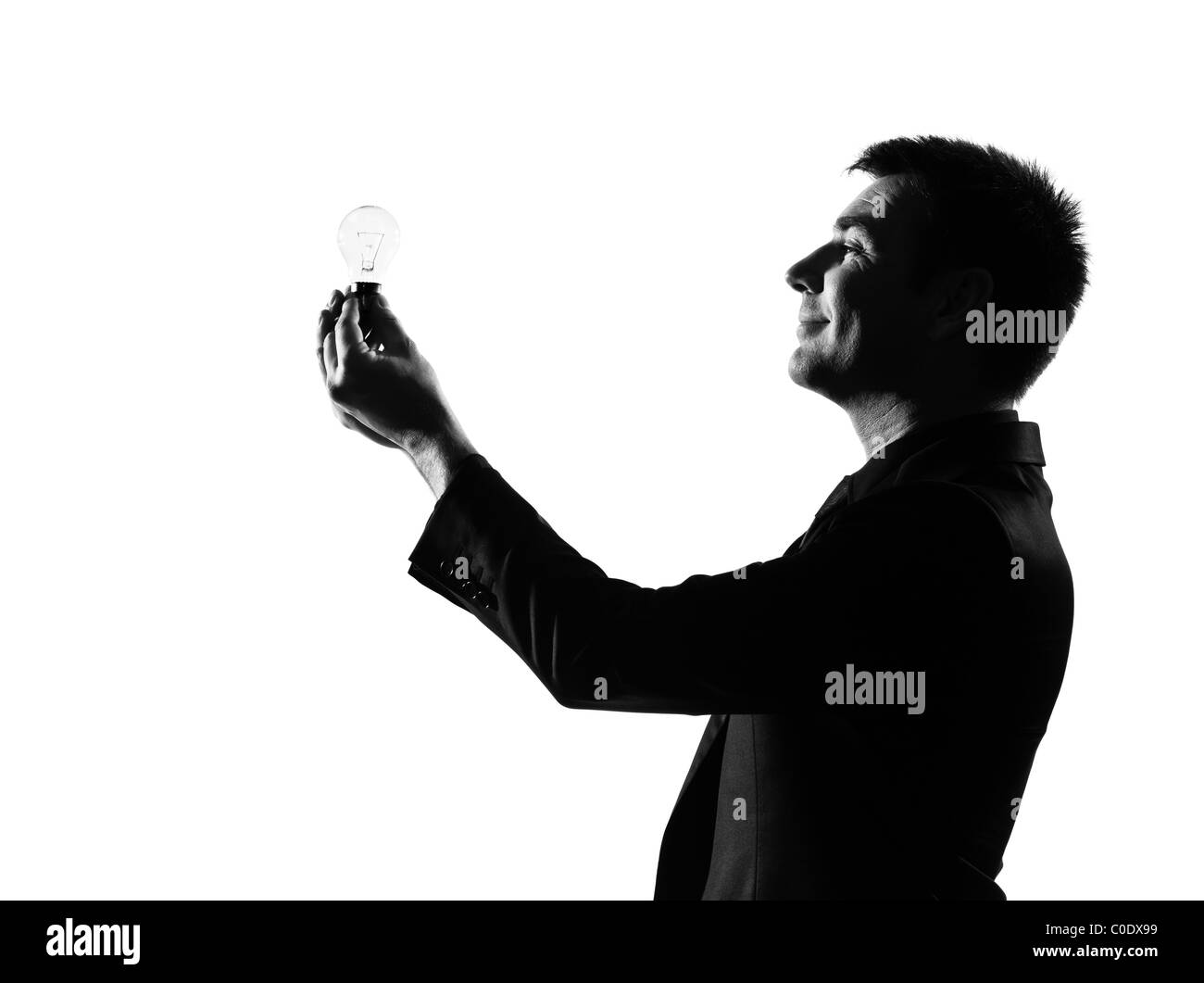 Silhouette caucasian business man tenendo la lampadina della luce di comportamento che esprimono piena lunghezza su studio isolato sfondo bianco Foto Stock