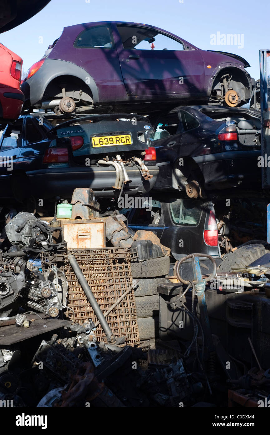 Pile di automobili e parti in un scrapyard Foto Stock