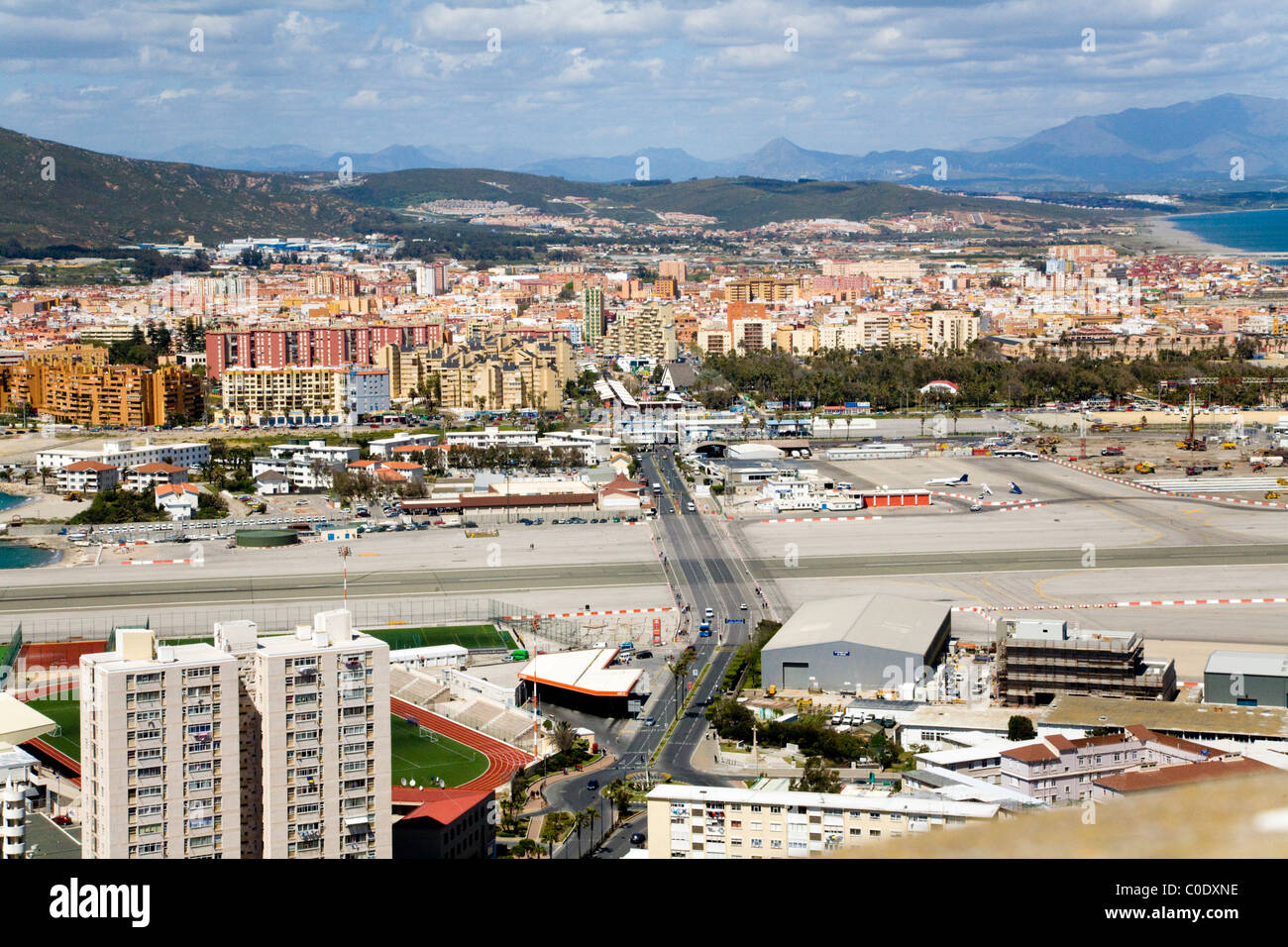 Guardando all'aeroporto di Gibilterra in pista, centro sviluppo & Costruzione / edifici, verso la Spagna dalla Rocca di Gibilterra Foto Stock