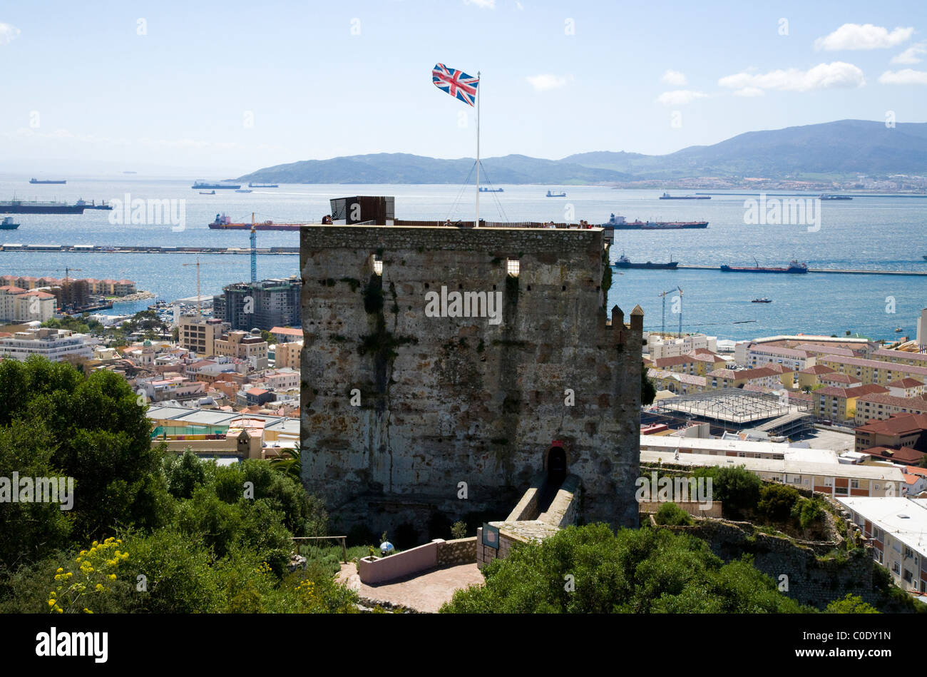 Castello moresco la Torre dell'Omaggio in primo piano e Stretto di Gibilterra e la Spagna, in background. Visto dalla Rocca di Gibilterra. Foto Stock