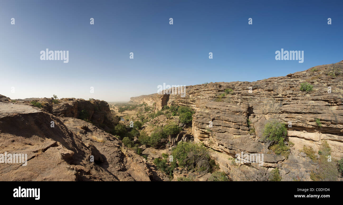 Il sito di Bandiagara è uno straordinario paesaggio di scogliere e pianori sabbiosi con qualche bella architettura Dogon Foto Stock
