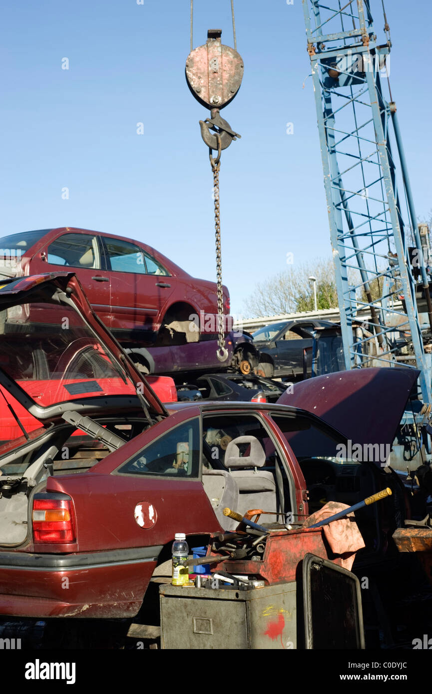 Pile di automobili e parti in un scrapyard Foto Stock