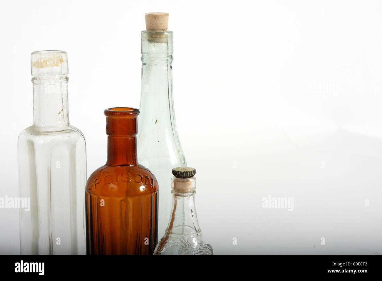 Una raccolta di vecchie farmaceutica bottiglie di vetro comprendente un  autentico veleno bottiglia da uno speziale farmacia Foto stock - Alamy