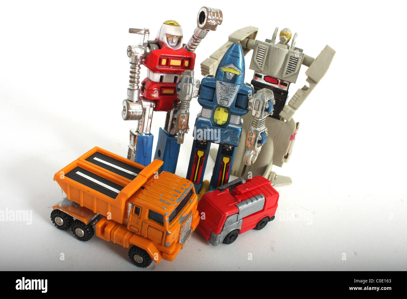 Vecchi trasformatori; robot in disguise . I bambini vecchi di collezionismo giocattoli d'epoca degli anni ottanta. Foto Stock