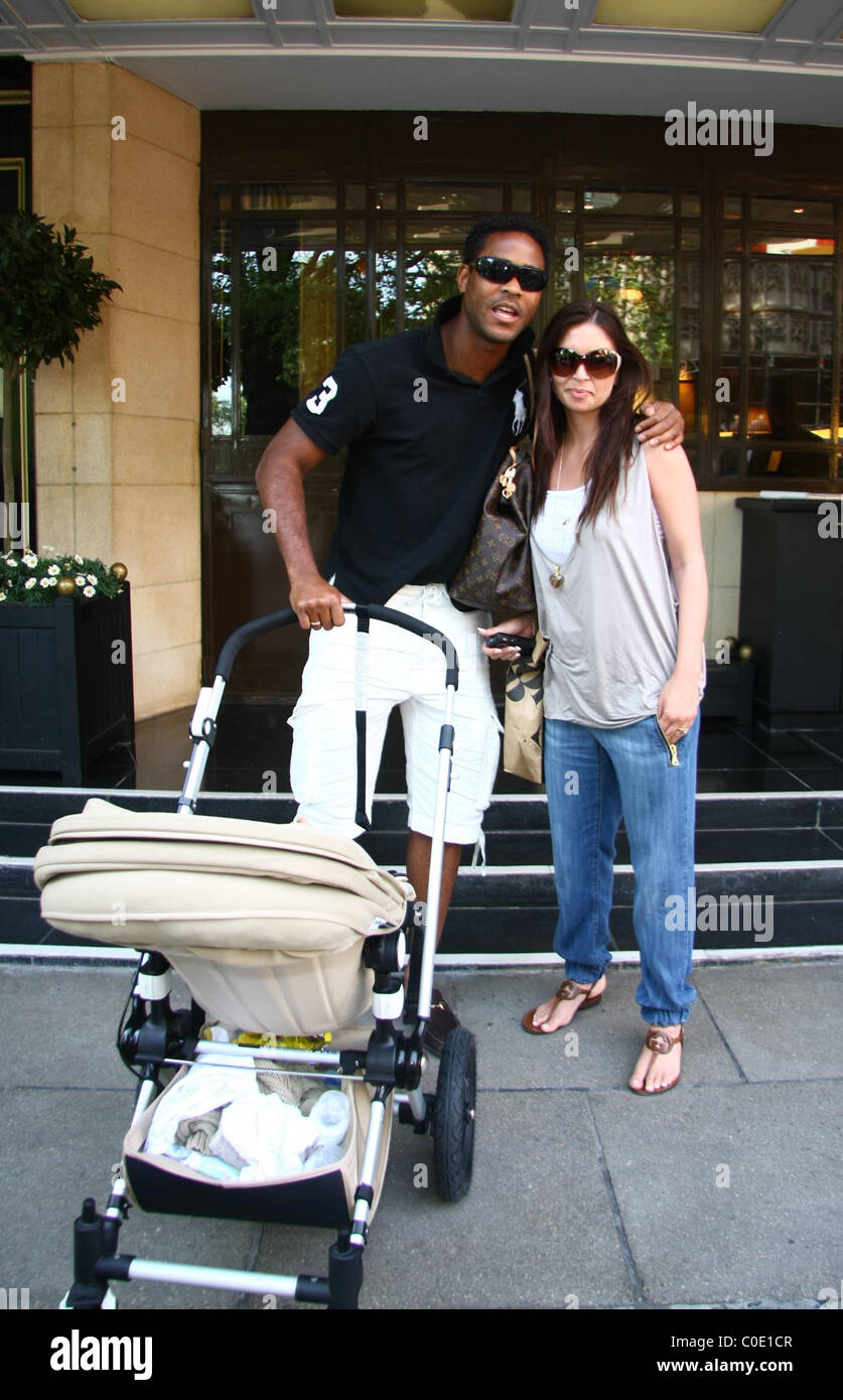 Patrick Kluivert e Rosanna Lima con il loro figlio Shane presso il Dorchester Londra Inghilterra - 12.05.08 Foto Stock