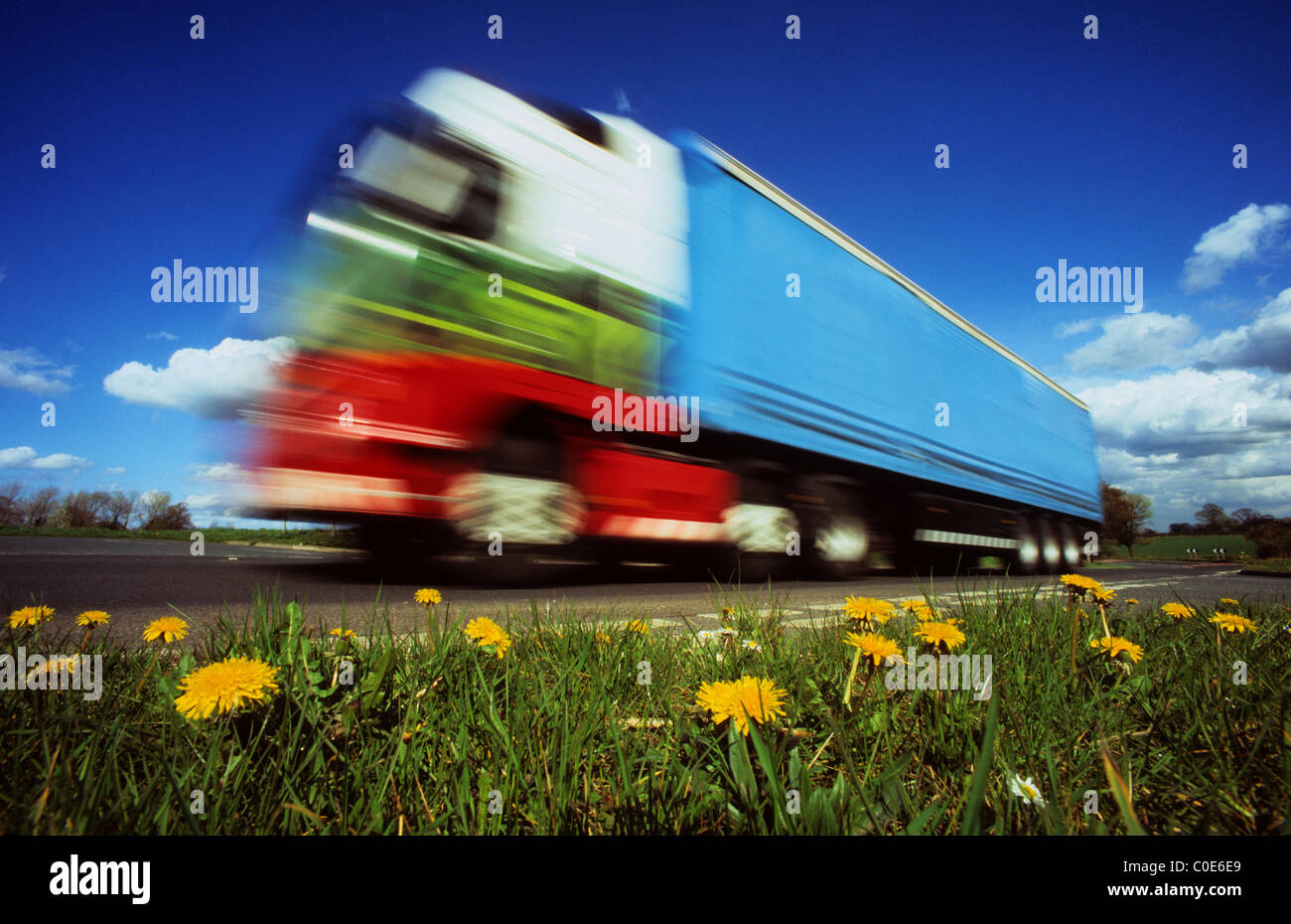 Basso angolo di camion che viaggiano lungo la strada a carreggiata singola road Leeds Yorkshire Regno Unito Foto Stock