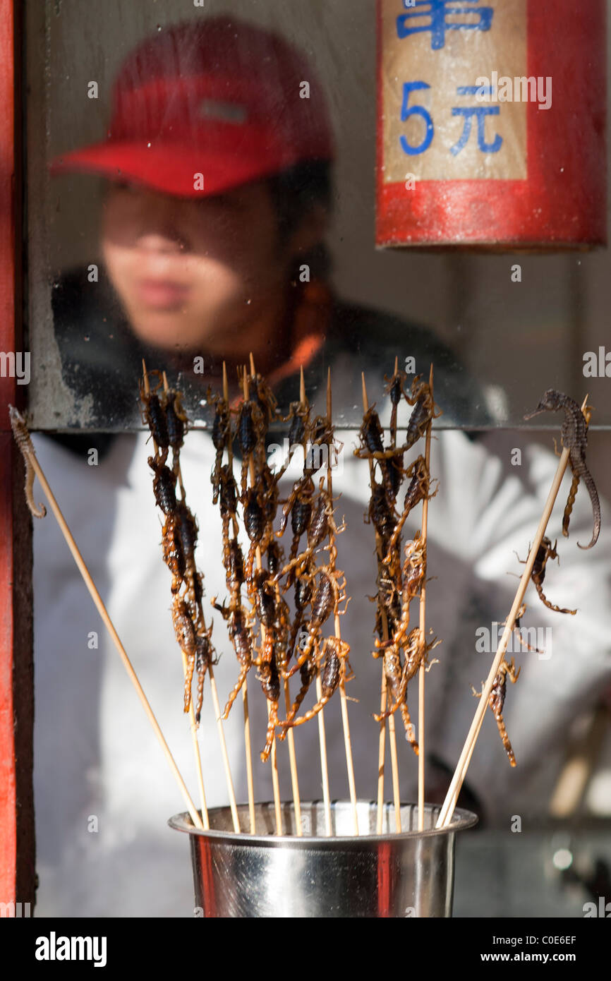 Scorpioni venditore in Wang Fu Jing mercato, Pechino, Cina Foto Stock