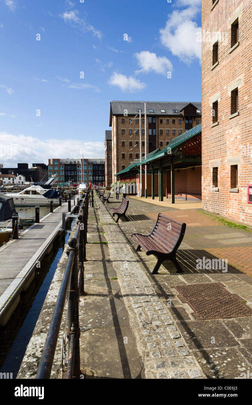 Rinnovate i vecchi edifici di magazzino, Gloucester Docks, Gloucester, Regno Unito Foto Stock