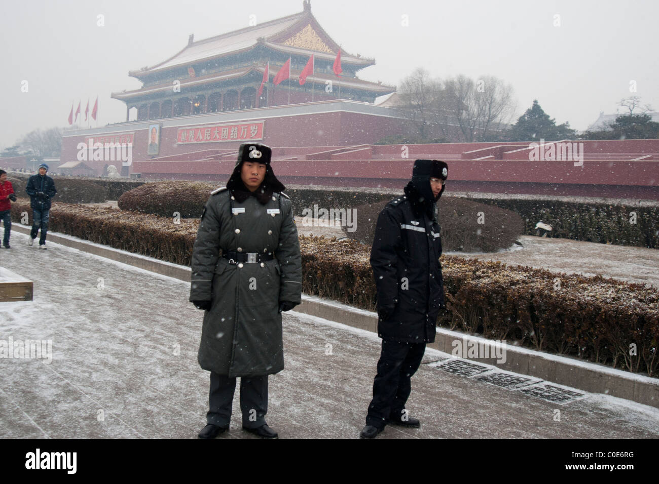 Soldato cinese e il poliziotto in piazza Tiananmen mentre di sentinella davanti alla Città Proibita di Pechino Foto Stock